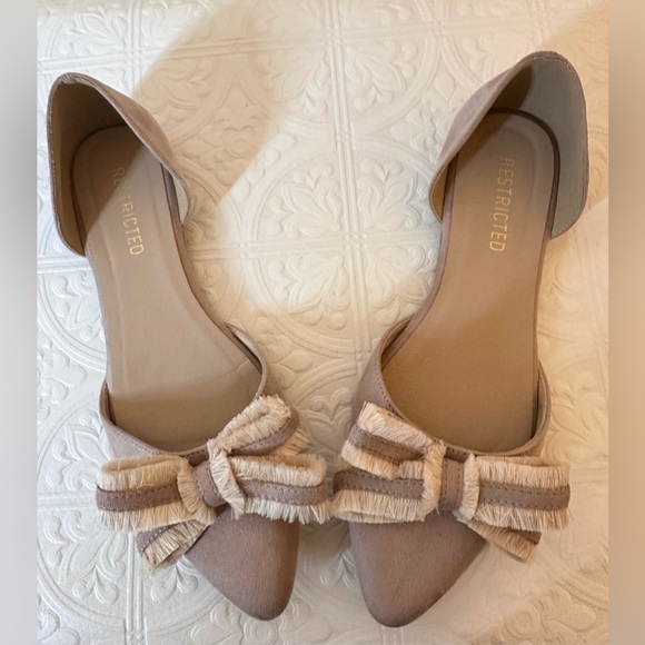 Restricted Nude/Blush Pointed Toe Flats with Two Toned Bow Detail Women’s Sz 9 - Picture 9 of 9